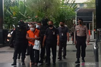 Bupati Mimika Eltinus Omaleng tiba di Gedung KPK