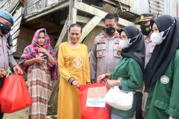 Polresta Kendari dan mahasiswa sinergi bagikan sembako sikapi harga BBM