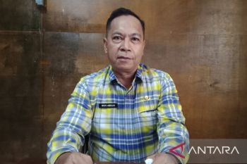 Pemkot Baubau memberikan mesin jahit pada warga usai ikuti pelatihan