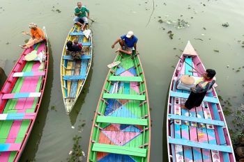 Perahu "pelangi" jasa penyeberangan Danau Sipin