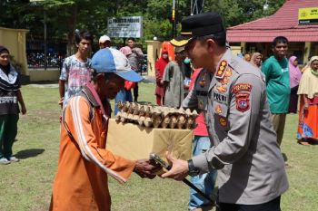 Polresta Padang bagikan seratus paket bantuan kepada warga