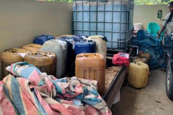 1,5 ton solar subsidi ditimbun di pekarangan rumah warga Sumbar