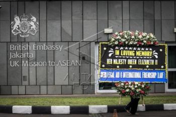 Karangan Bunga Untuk Ratus Elizabeth II