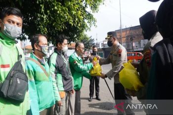 Polres Batang bagikan bansos warga terdampak kenaikan harga BBM