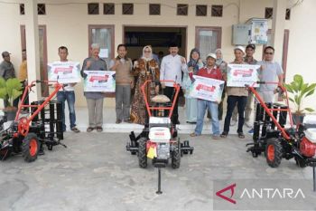 14 Poktan terima 2.350 kg benih padi dan tiga Alsintan