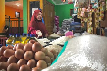Harga sembako di Pasar Kebon Roek stabil
