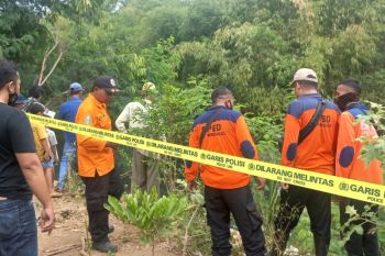 Jembatan putus, puluhan siswa terjatuh ke sungai