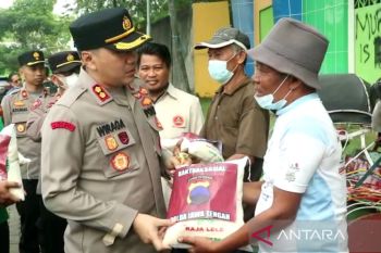 Polres Kudus bagikan 2.000 paket beras untuk masyarakat tidak mampu