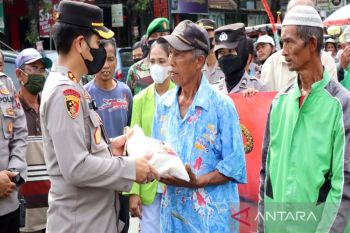 Polres Boyolali salurkan 300 paket beras