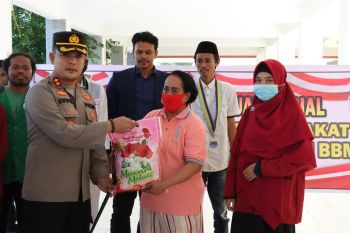Polisi dan mahasiswa bagikan sembako warga terdampak penyesuaian BBM
