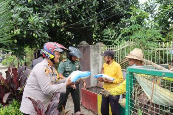 Polres Lombok Tengah membagikan sembako kepada warga
