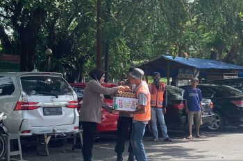 Polresta Padang tebar puluhan paket bantuan di Pasar Raya