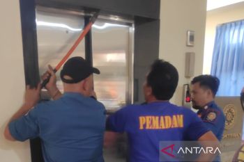 Lima mahasiswa terjebak dalam lift