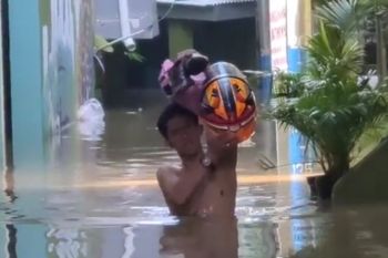Banjir setinggi dua meter rendam pemukiman di Jakarta
