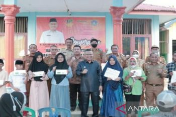Wali Kota Kendari serahkan Kartu Keluarga Sejahtera-BPJS kepada 291 KPM