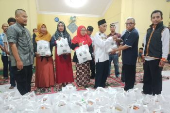 Usai kenaikan harga BBM, Hermanto antarkan 1.000 Paket sembako untuk nelayan Sumbar