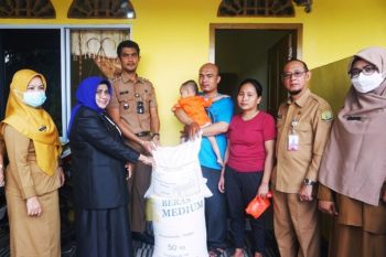 Pemkot Tanjungpinang menyalurkan bantuan beras untuk balita gizi buruk