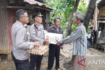 Personel Polresta Padang tempuh pelosok antarkan bantuan untuk warga