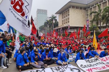 Buruh dan mahasiswa padati Jalan Thamrin suarakan soal penyesuaian BBM