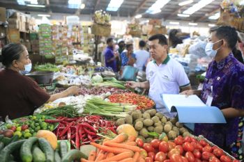 Bupati Klungkung pantau Pasar Galiran antisipasi lonjakan harga pasca-BBM naik