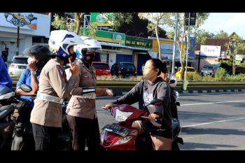 Polres Bantul mengedukasi masyarakat untuk tertib berlalu lintas