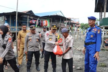 Polres Polewali Mandar salurkan bantuan paket kebutuhan pokok ke nelayan