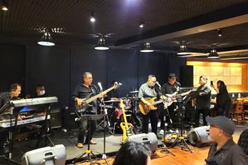 Catatan Raja Pane - Mengenang masa remaja lewat Erwin Mercys Band