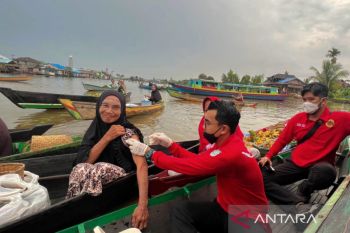 Vaksinasi pedagang pasar terapung, BIN Kalsel susuri sungai