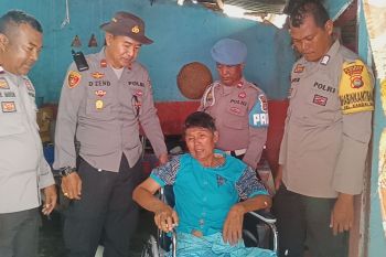 Kapolsek Woja berikan bantuan beras dan kursi roda untuk warga