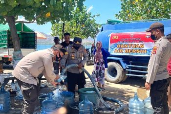 Polsek Poto Tano bagikan ribuan liter air bersih