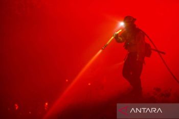 Mosquito Fire terus berlanjut, langit di Foresthill California berwarna merah membara