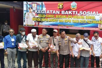 Polda Sumsel bagikan beras ke 450 sopir angkot dan taksi