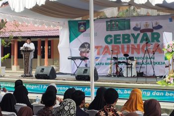 Bupati Lombok Tengah mengajak siswa rajin menabung