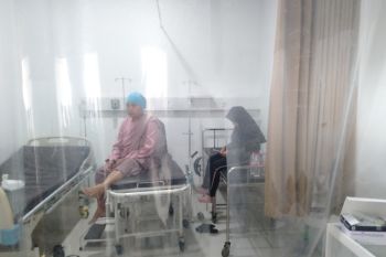 Warga Karawang yang keracunan gas klorin dirawat di rumah sakit.