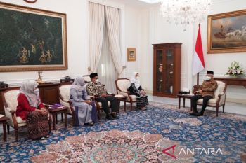 Wapres mendengarkan poin bahasan Kongres Ulama Perempuan Indonesia