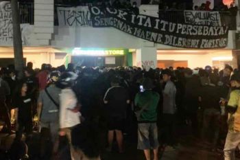 Suporter Persebaya protes di depan kantor manajemen