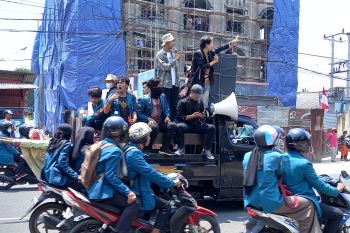 Ribuan mahasiswa demo BBM mulai berdatangan menuju gedung DPRD Lampung