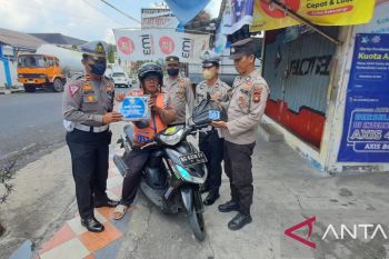Polisi bagikan bingkisan sembako kepada warga OKU