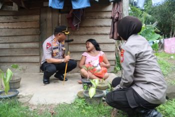 Polres Polewali Mandar berikan bansos kebutuhan pokok warga desa terpencil