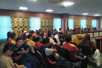 Bappenda Lombok Tengah mengumpulkan juru pungut percepat target pajak