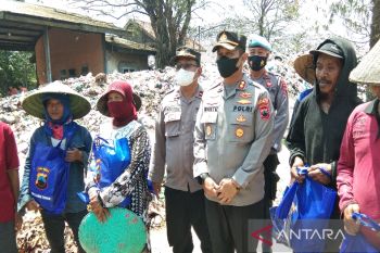 Polres Pekalongan Kota bagikan bansos kepada warga miskin