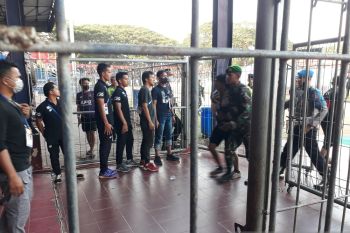 Sejumlah pendukung Arema FC diamankan petugas kepolisian