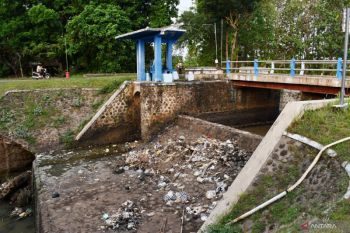 Sungai irigasi mengering akibat kemarau di Madiun