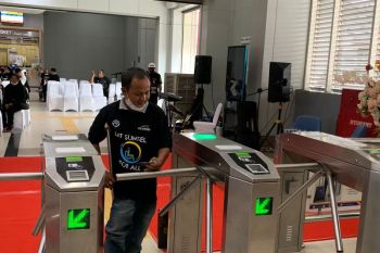 Penyandang disabilitas terima kartu LRT Sumsel gratis dari Menhub