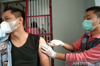 Di Kendari, Vaksinasi penguat kedua tenaga kesehatan mencapai 35 persen