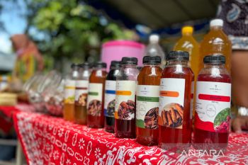 Meramu jamu menjadi sirup di Yogyakarta