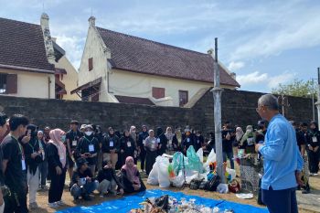 Pegiat sampah peringati "World Clean Up Day" di Makassar