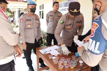 Polres Lampung Timur tes urine anggotanya