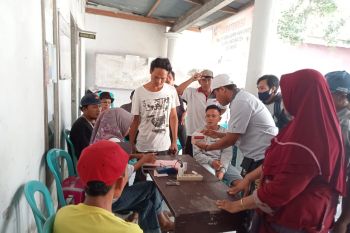Ratusan warga Desa Puyung terima Program BPNT