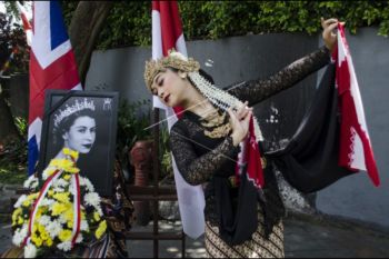 Seniman beri penghormatan Ratu Elizabeth II dengan tarian